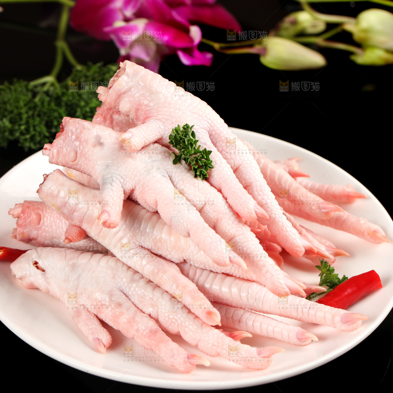 深底上的新鲜鸡爪