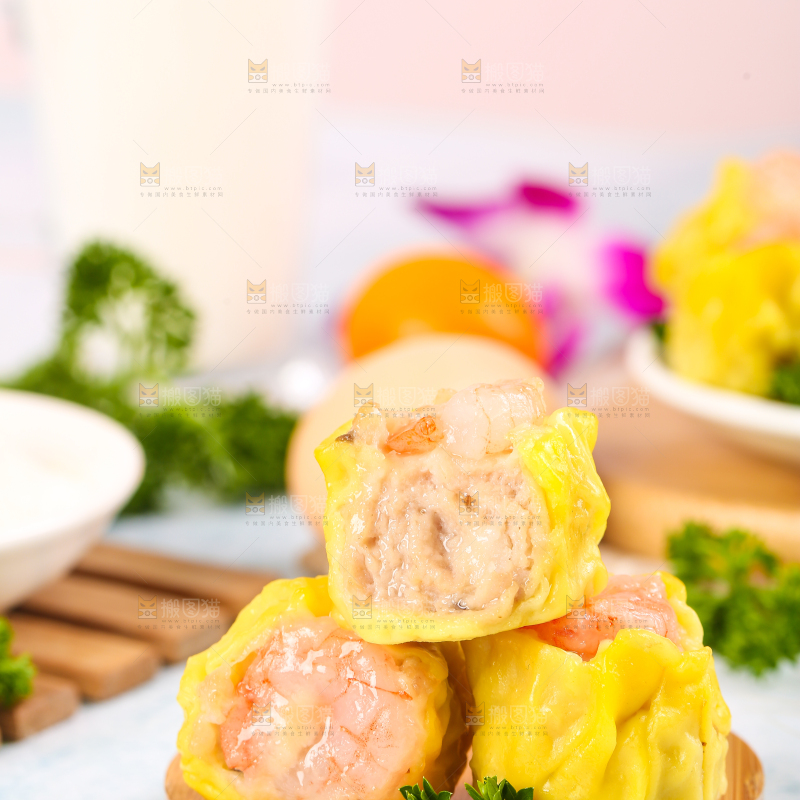 浅底上的虾肉烧卖