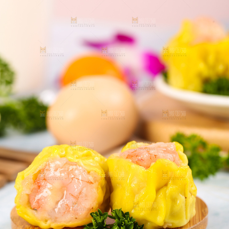 浅底上的虾肉烧卖