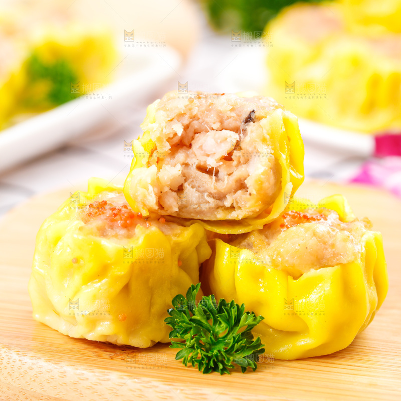浅底上的虾肉烧卖