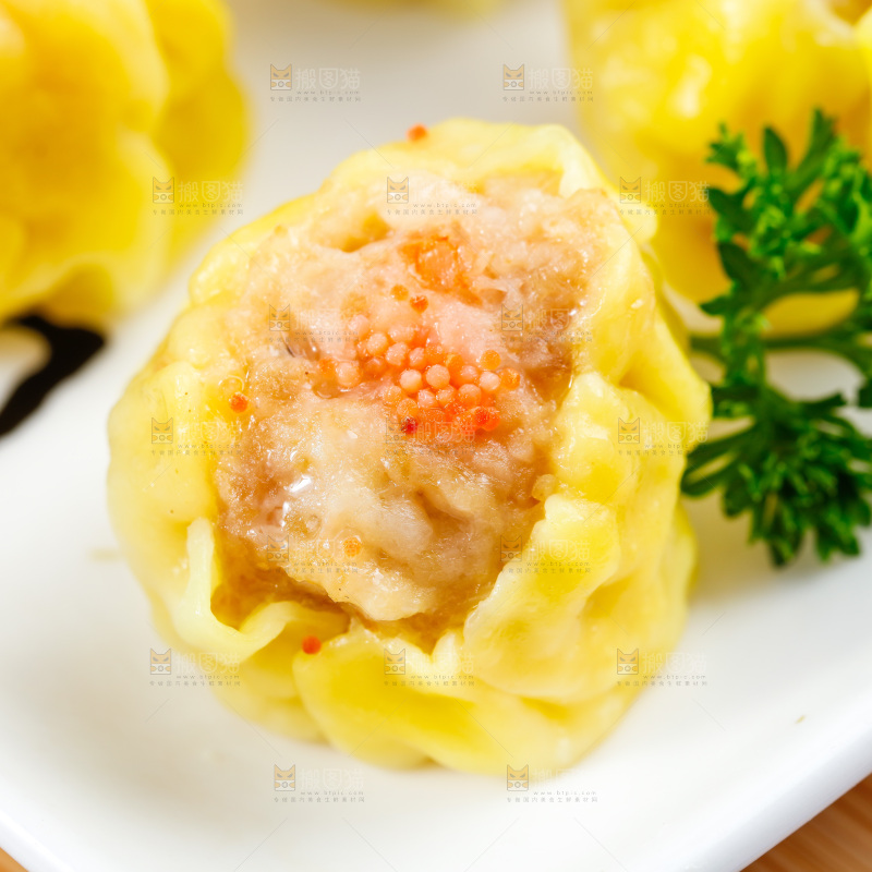 浅底上的虾肉烧卖