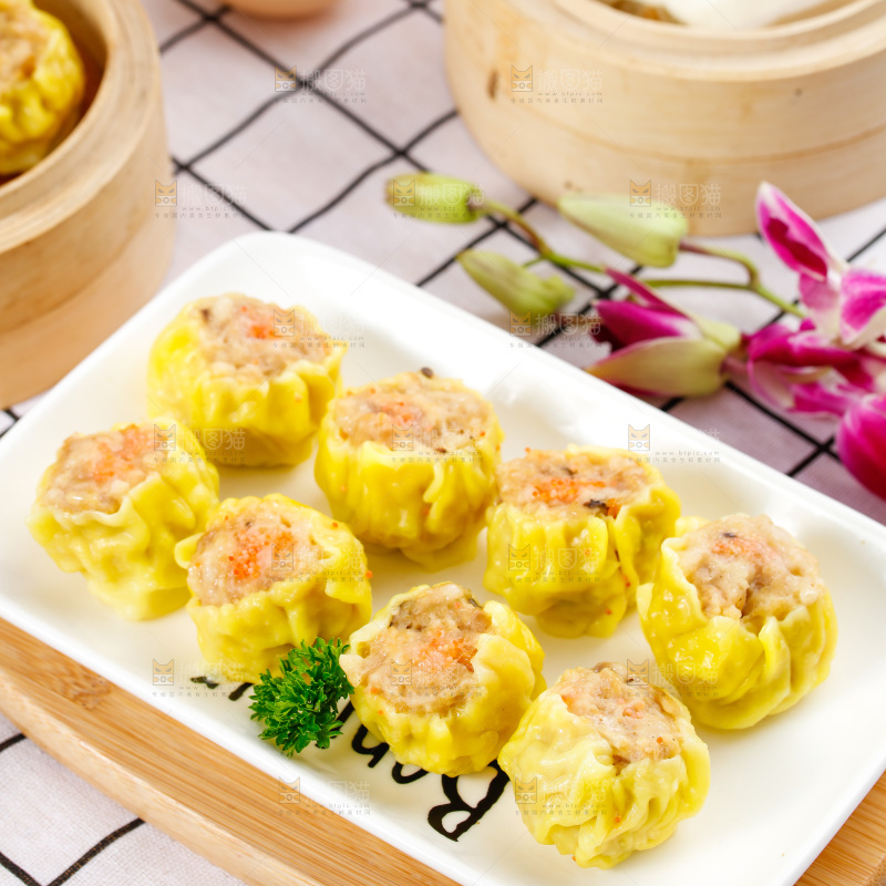 浅底上的虾肉烧卖
