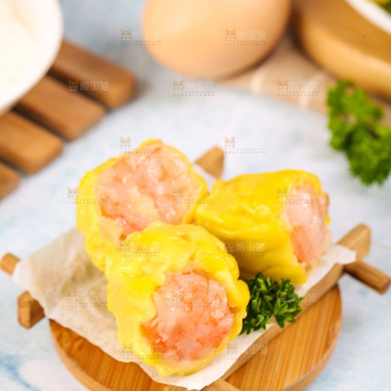 浅底上的虾肉烧卖