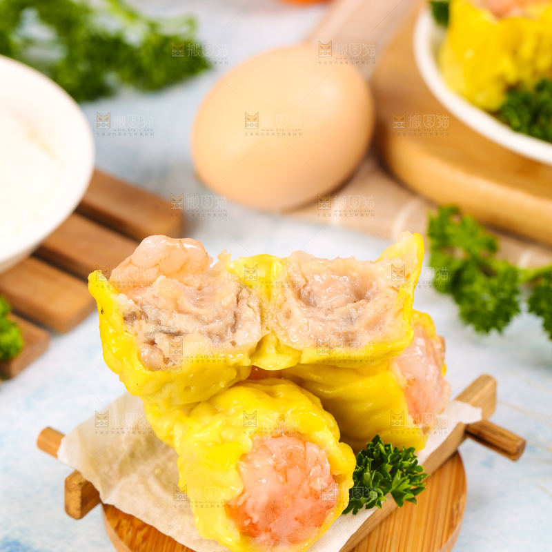 浅底上的虾肉烧卖
