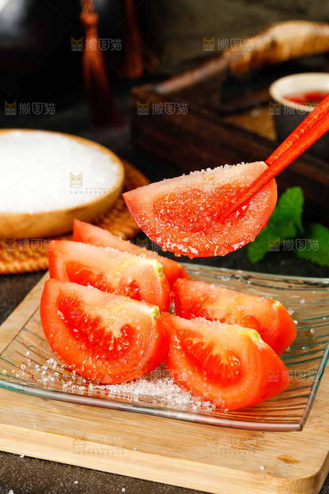 盘子里的西红柿白糖