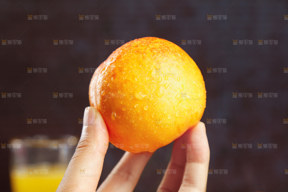 深底上的黄油桃