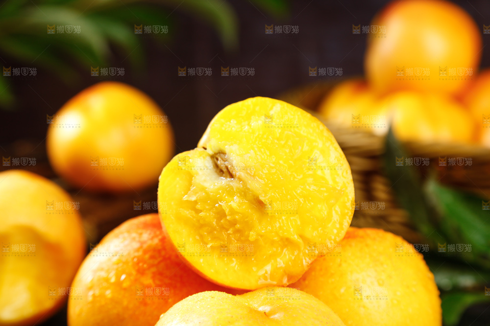 深底上的黄油桃