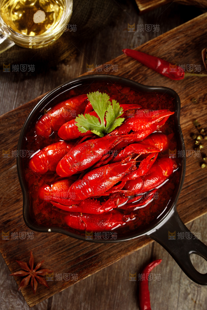 深底上的香辣小龙虾