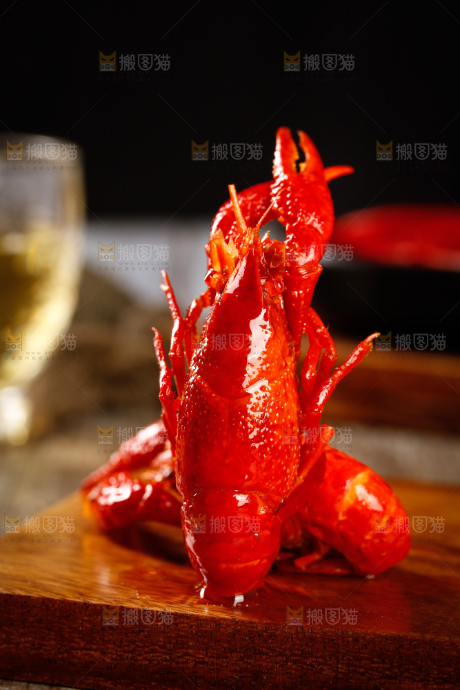 深底上的香辣小龙虾
