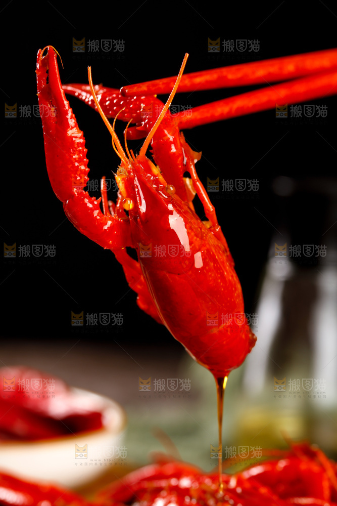 深底上的香辣小龙虾
