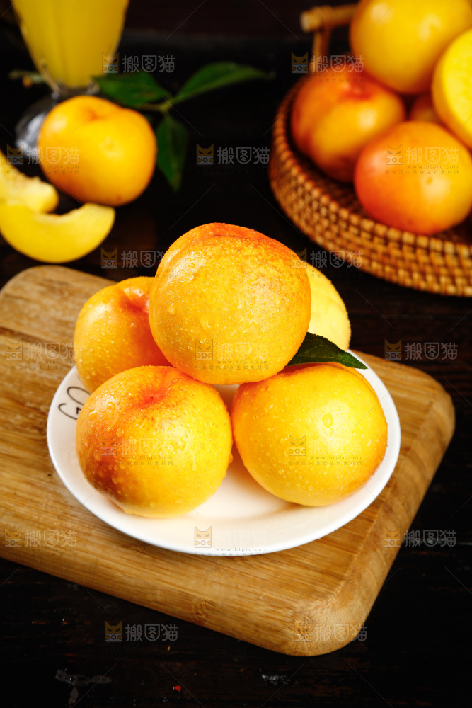 深底上的黄油桃