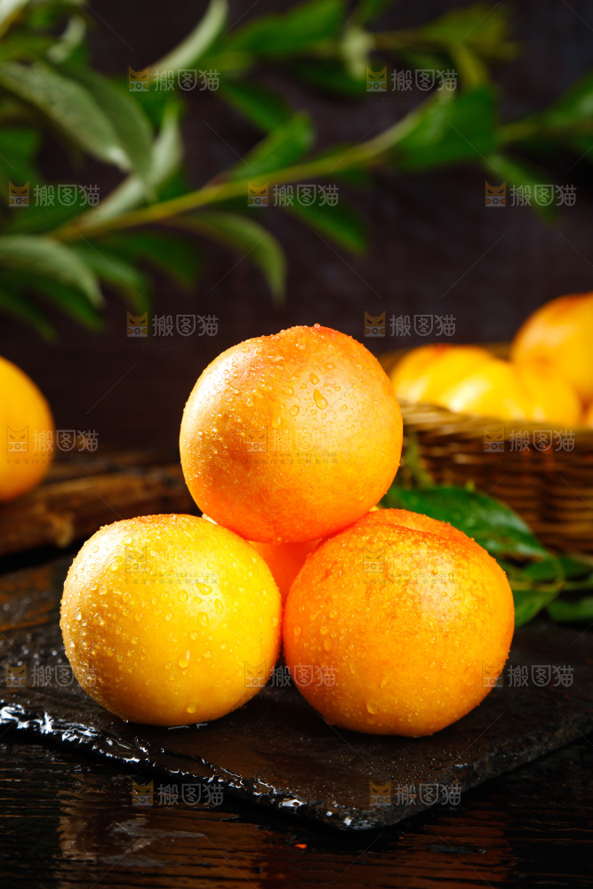 深底上的黄油桃