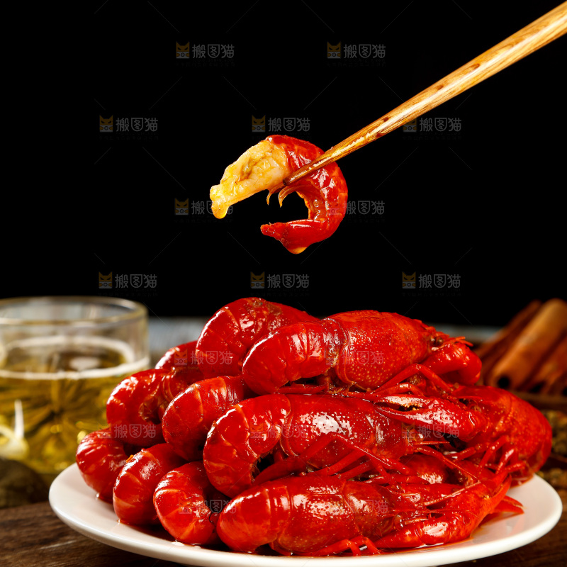 深底上的香辣小龙虾