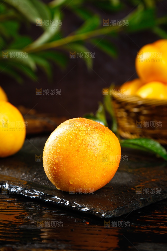 深底上的黄油桃