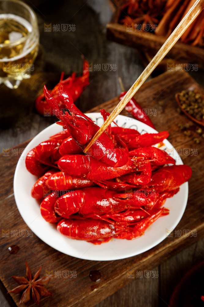 深底上的香辣小龙虾