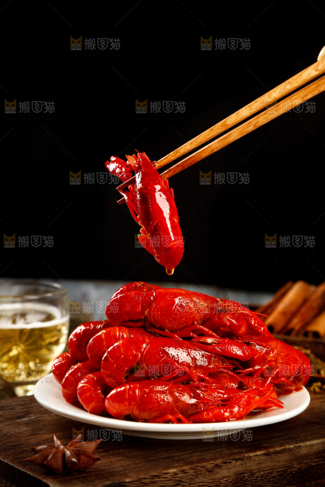 深底上的香辣小龙虾