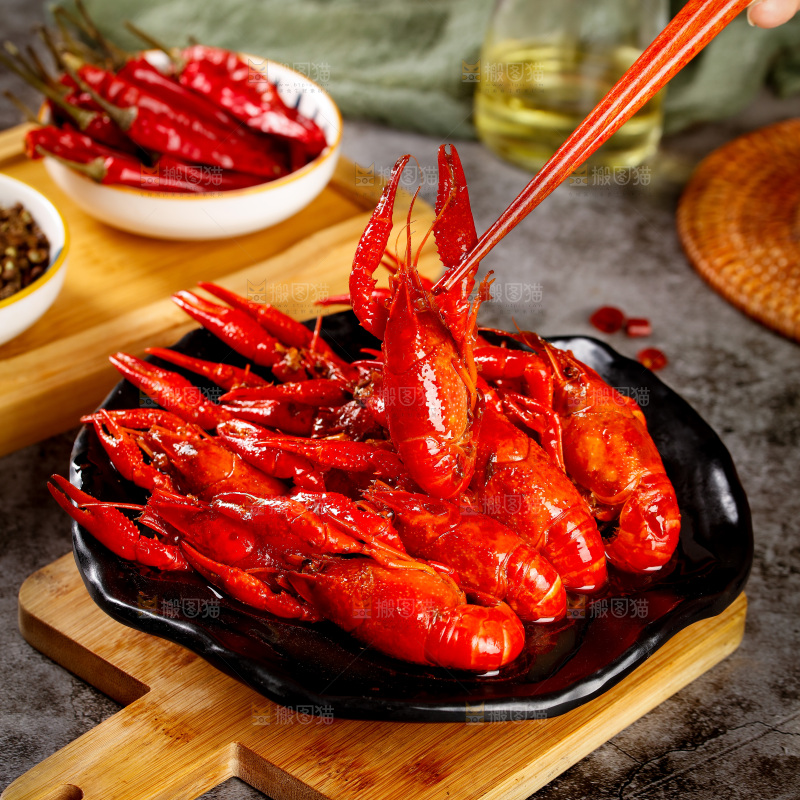 深底上的香辣小龙虾