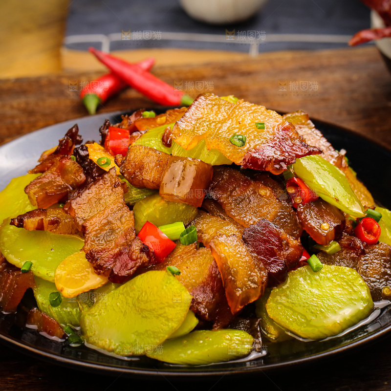 盘子里的腊肉炒莴笋
