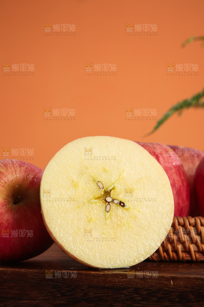 深底上放着的条纹苹果