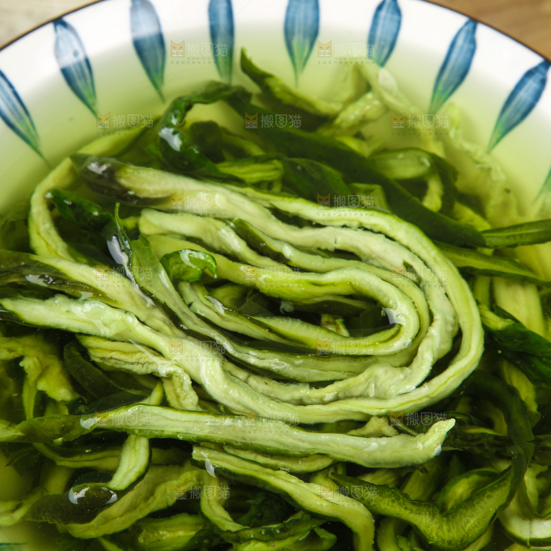 深底上的干黄瓜条