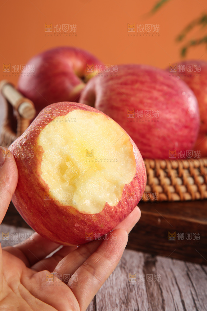 深底上放着的条纹苹果