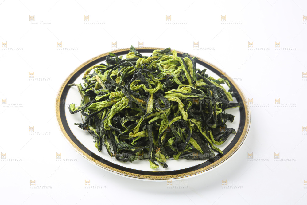 白底上的干黄瓜条