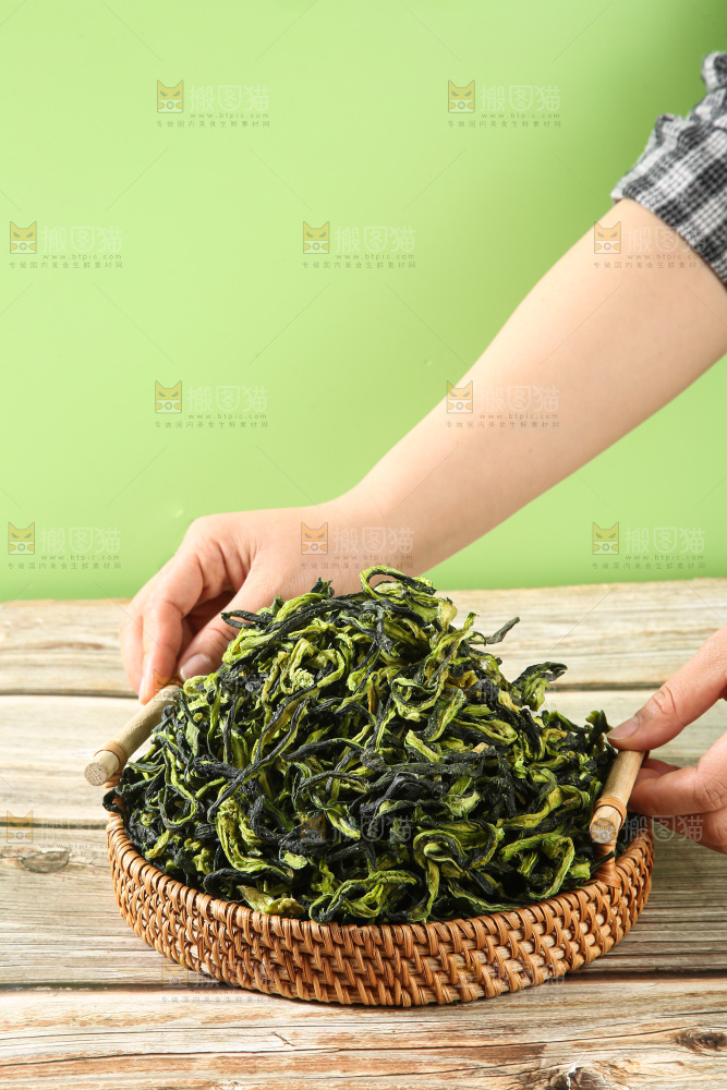 深底上的干黄瓜条