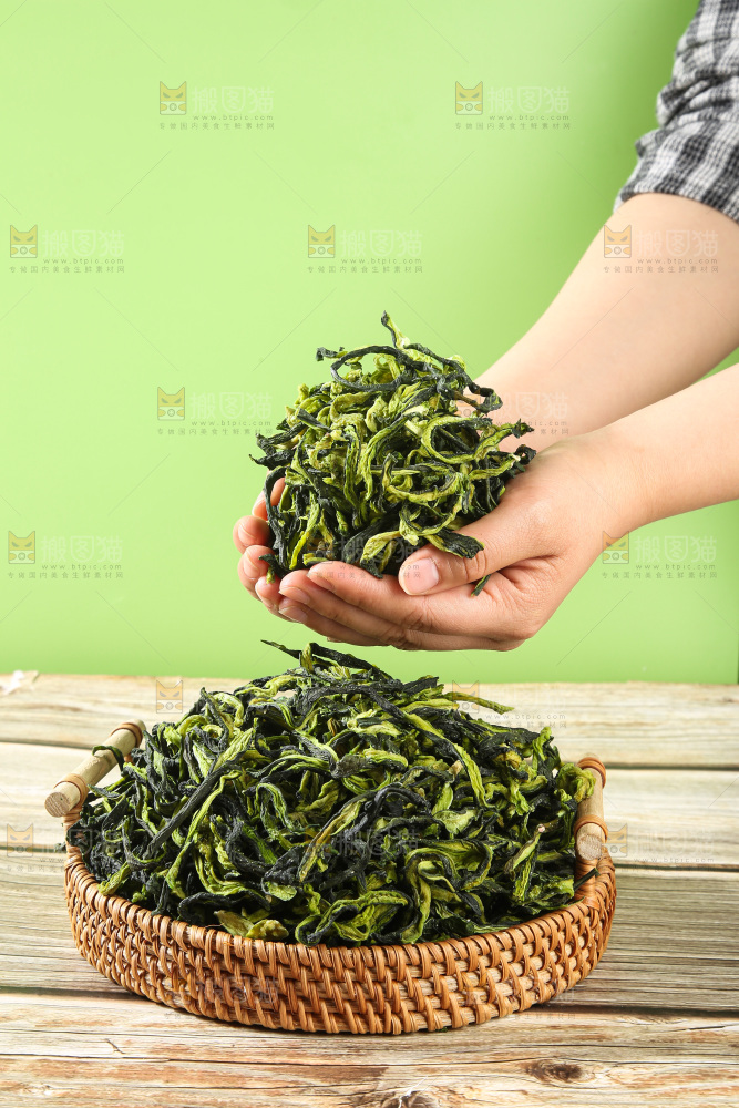 深底上的干黄瓜条