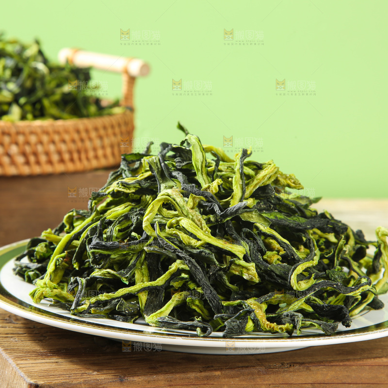 深底上的干黄瓜条