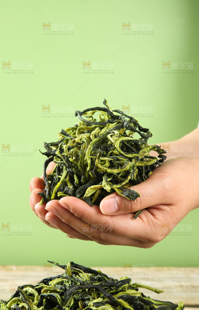 深底上的干黄瓜条