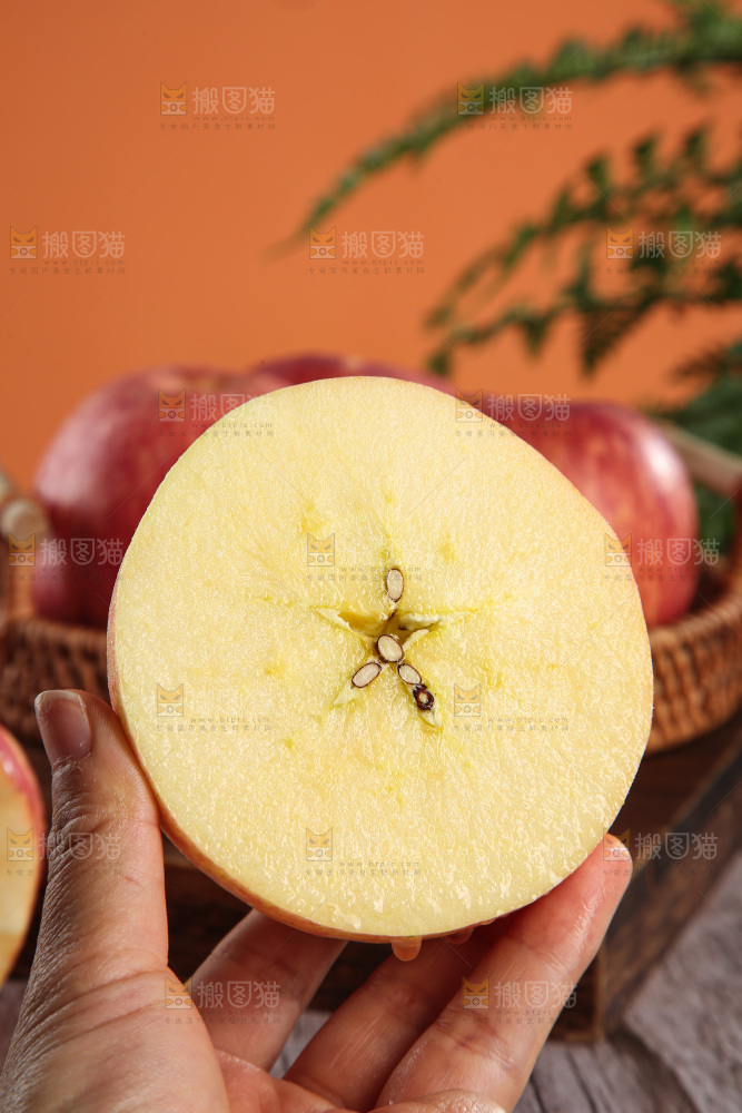 深底上放着的条纹苹果