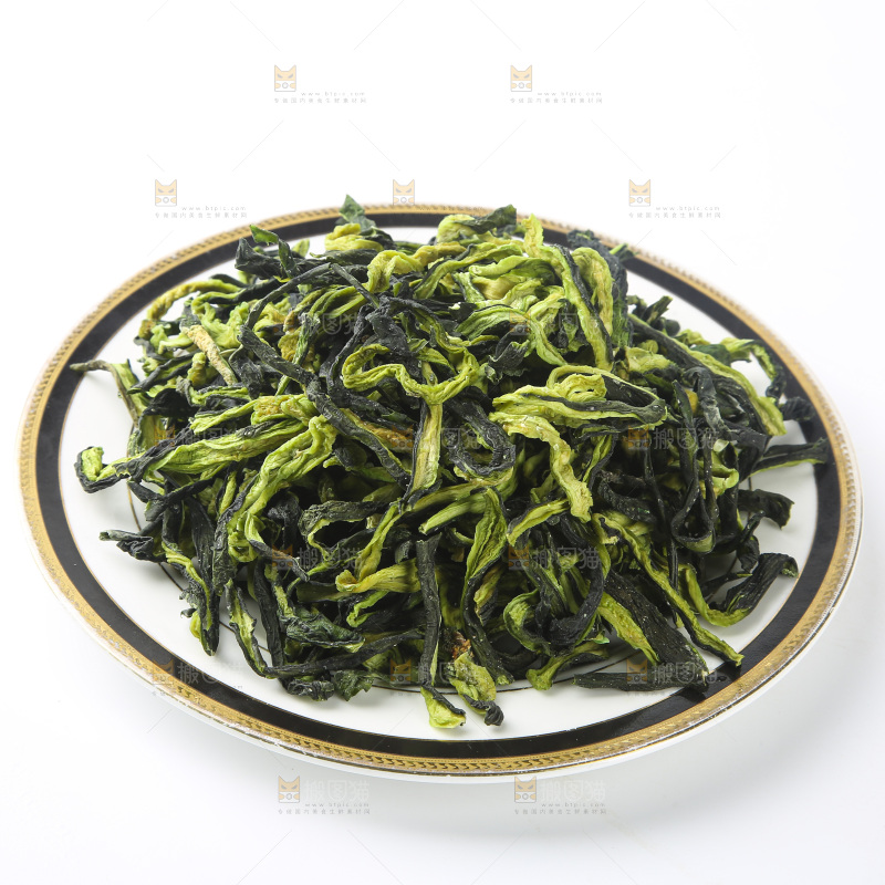 白底上的干黄瓜条