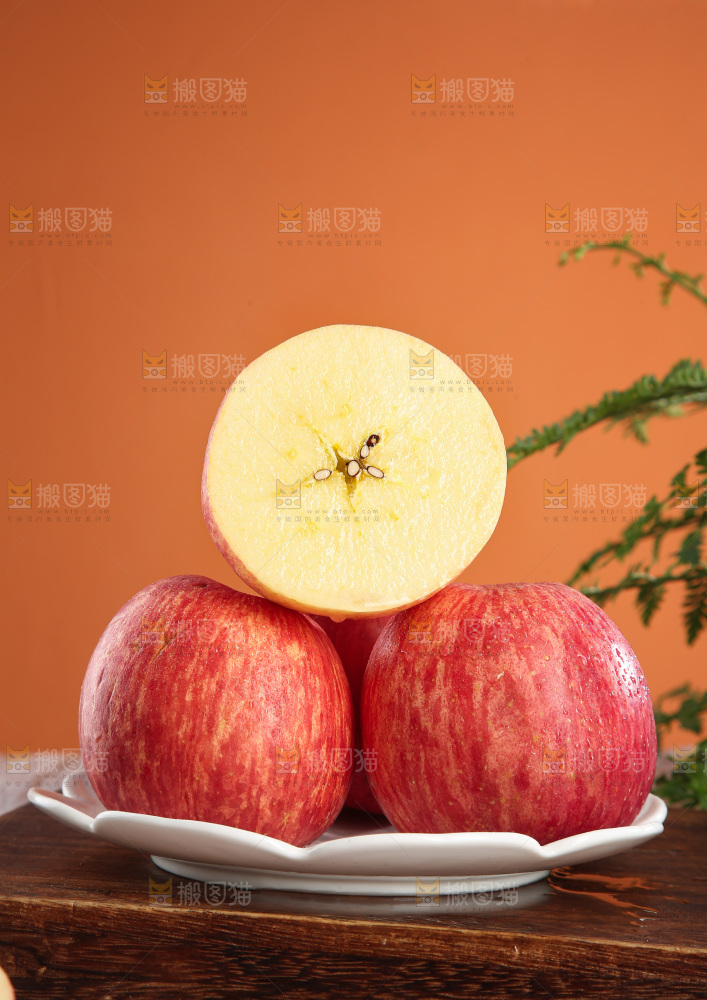 深底上放着的条纹苹果