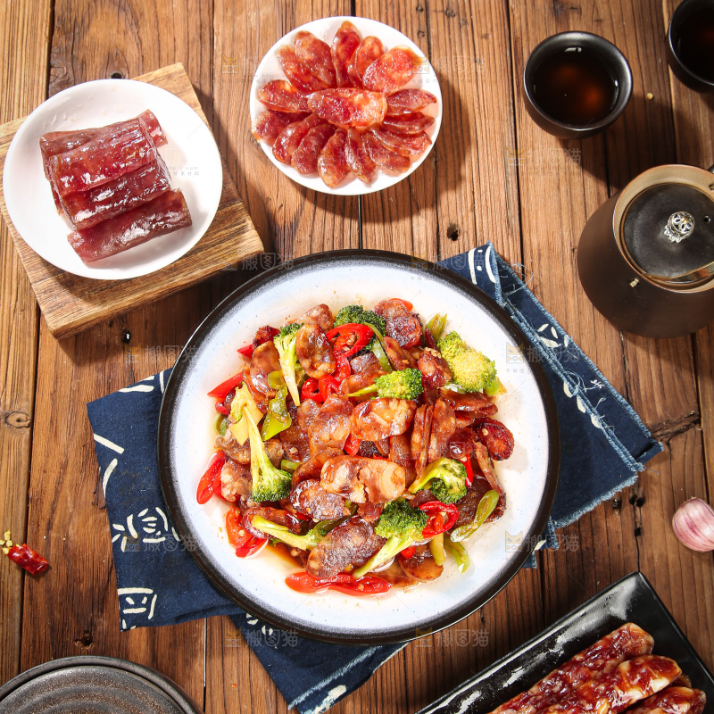 盘子里的炒腊肠