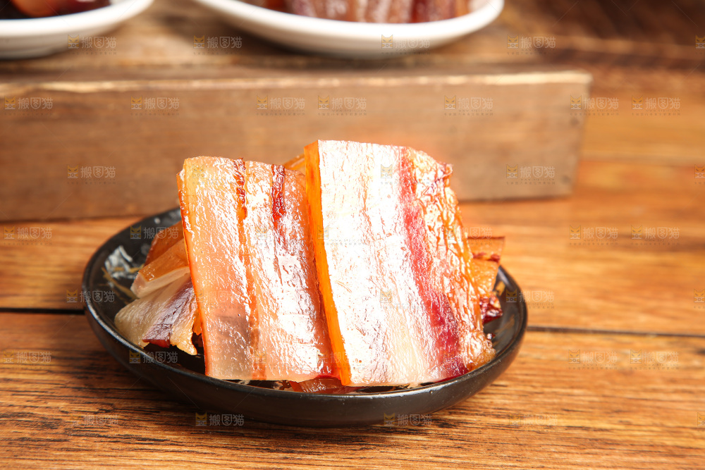 深底上的烟熏腊肉
