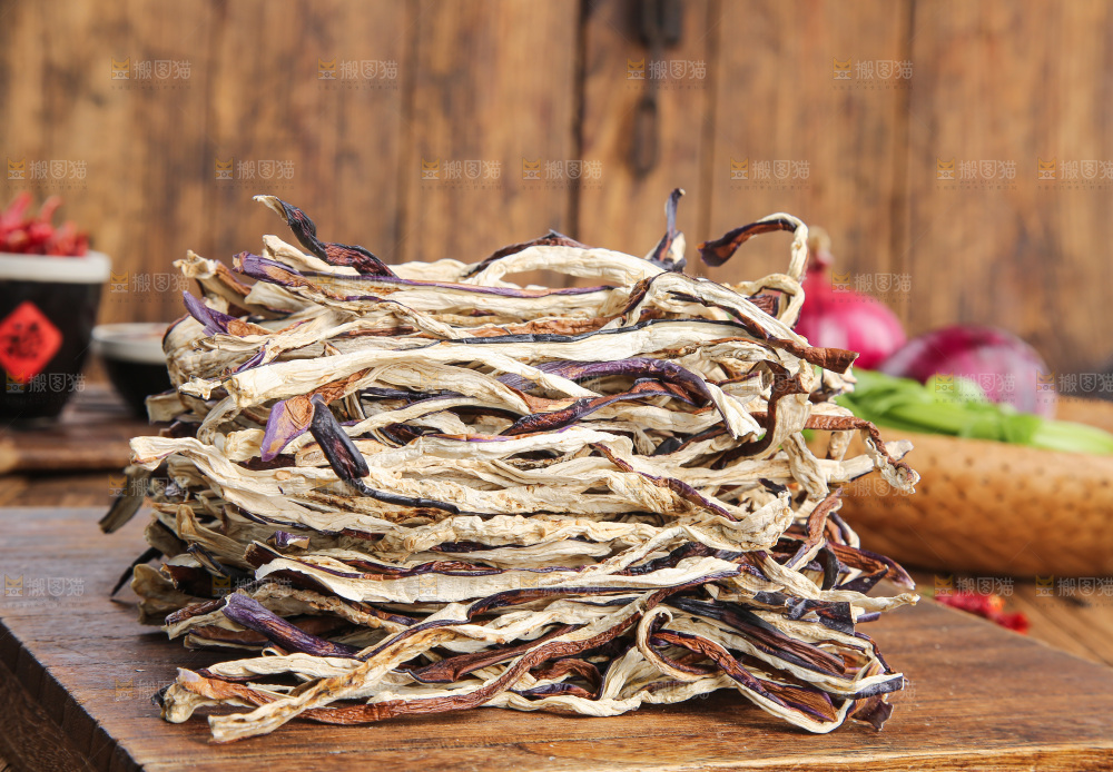 木底上的茄子干