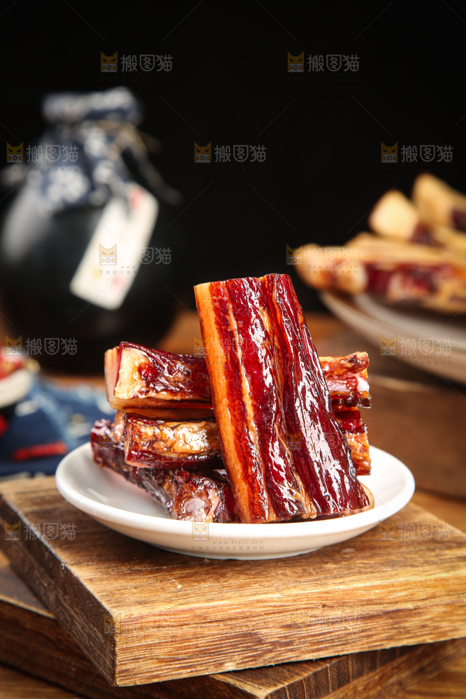 深底上的烟熏腊肉