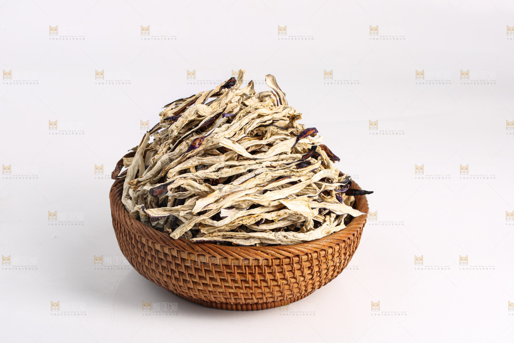白底上的茄子干