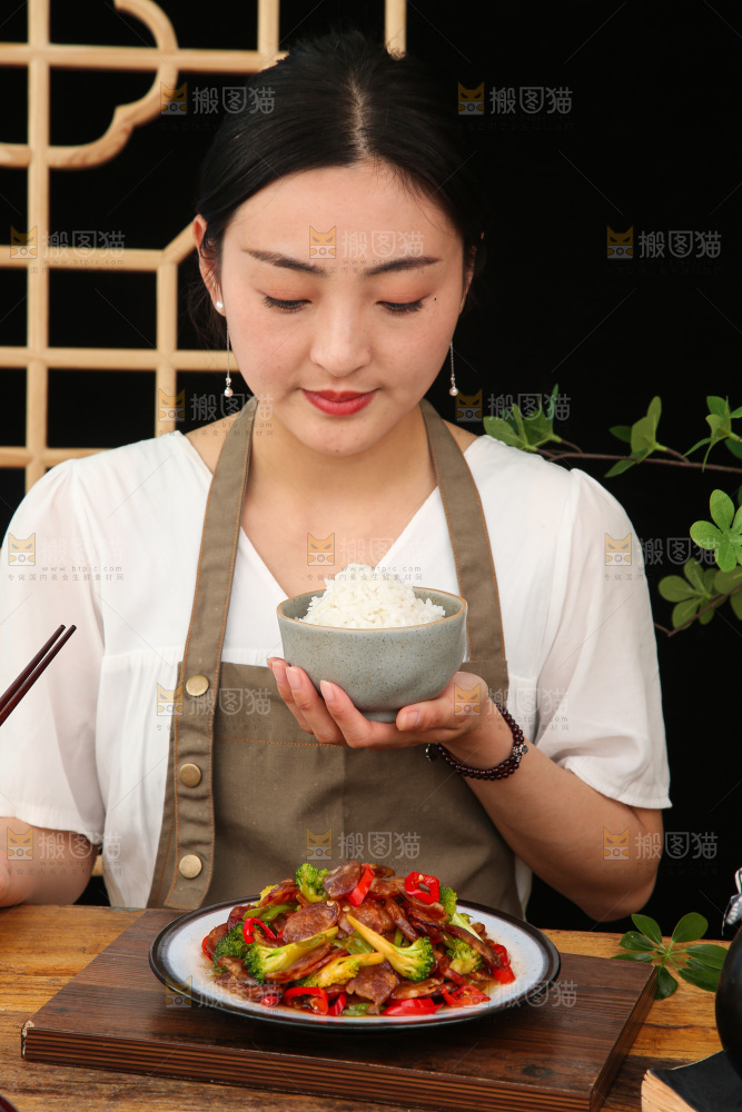 盘子里的炒腊肠