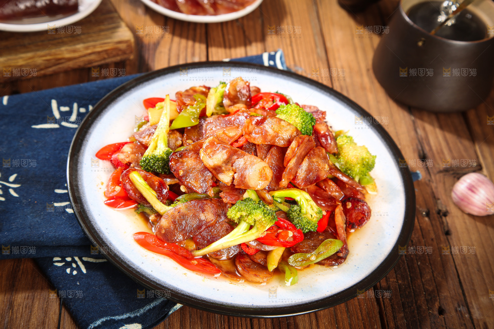 盘子里的炒腊肠