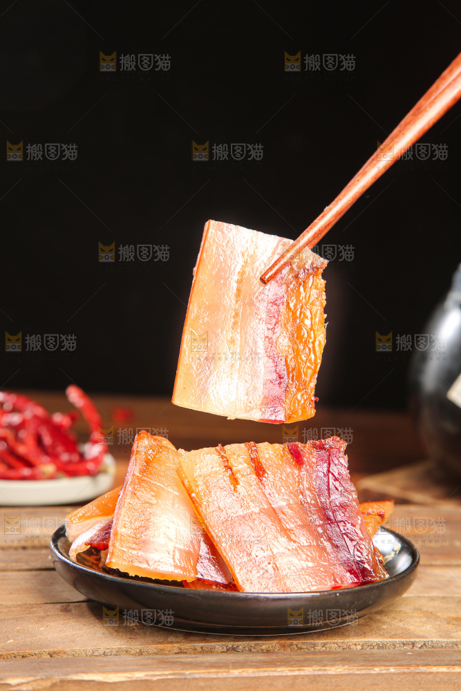 深底上的烟熏腊肉