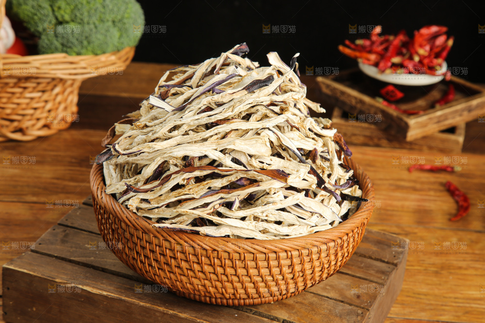 木底上的茄子干