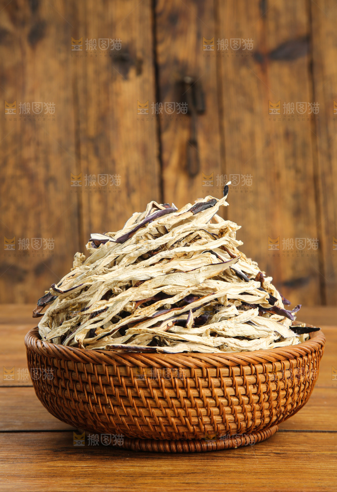 木底上的茄子干