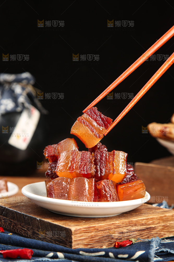 深底上的烟熏腊肉