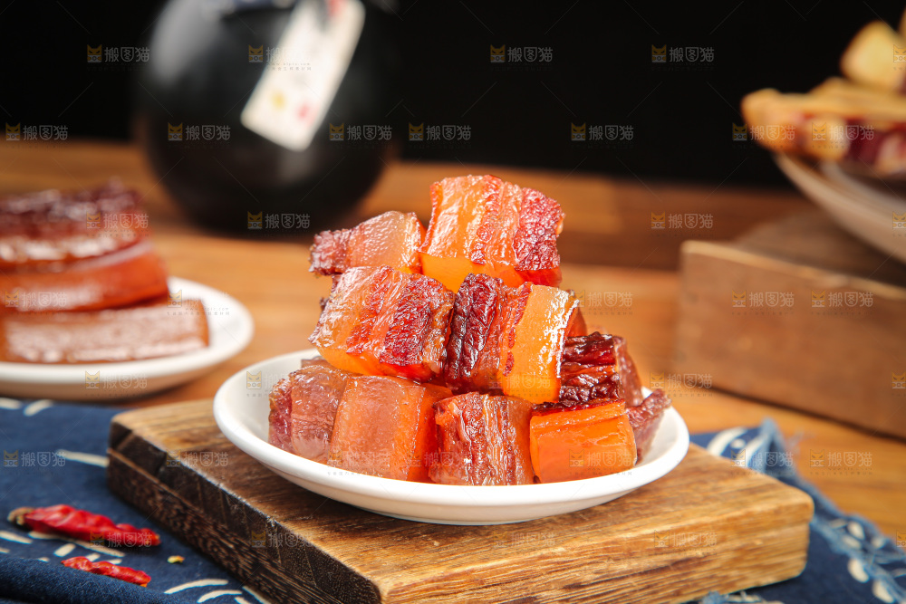 深底上的烟熏腊肉