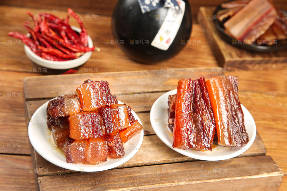 深底上的烟熏腊肉