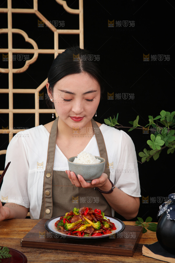 盘子里的炒腊肠
