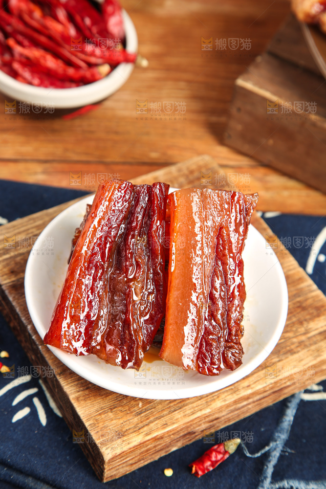 深底上的烟熏腊肉