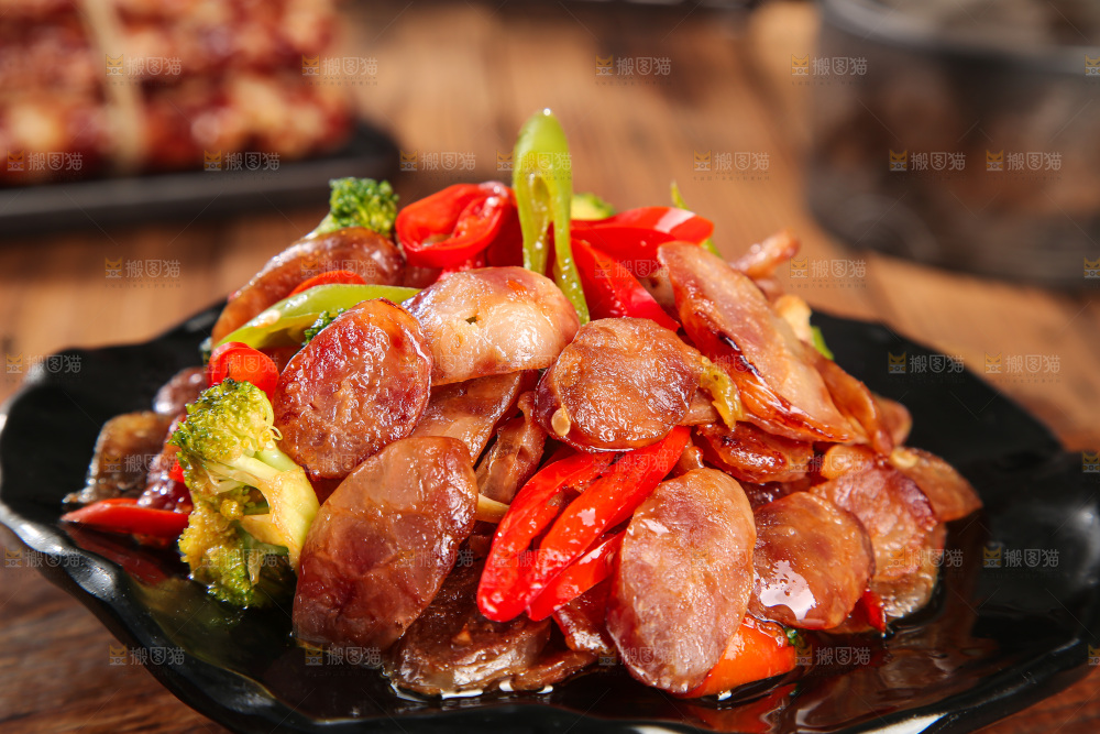 盘子里的炒腊肠