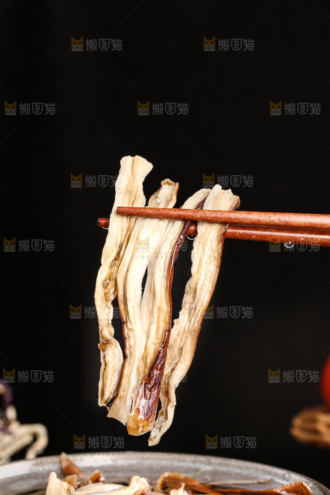 木底上的茄子干